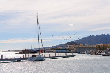 Garrucha, İspanya - 23 Ocak 2019 A güzel marina lüks yatların ve motorlu tekneler, turistik sahil kasaba Garrucha