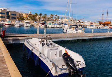 Garrucha, İspanya - 23 Ocak 2019 A güzel marina lüks yatların ve motorlu tekneler, turistik sahil kasaba Garrucha