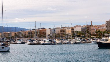Garrucha, İspanya - 23 Ocak 2019 A güzel marina lüks yatların ve motorlu tekneler, turistik sahil kasaba Garrucha