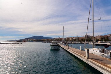 Garrucha, İspanya - 23 Ocak 2019 A güzel marina lüks yatların ve motorlu tekneler, turistik sahil kasaba Garrucha