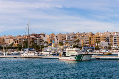 Garrucha, İspanya - 23 Ocak 2019 A güzel marina lüks yatların ve motorlu tekneler, turistik sahil kasaba Garrucha