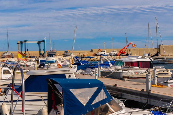 西班牙加鲁查 2019年1月23日 在旅游海滨小镇加鲁查 一个美丽的码头 有豪华的游艇和摩托艇 — 图库照片