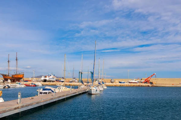 モハカル スペイン 贅沢なヨットとモーター ボート モハカルの観光海辺の町の美しいマリーナを 2019 — ストック写真