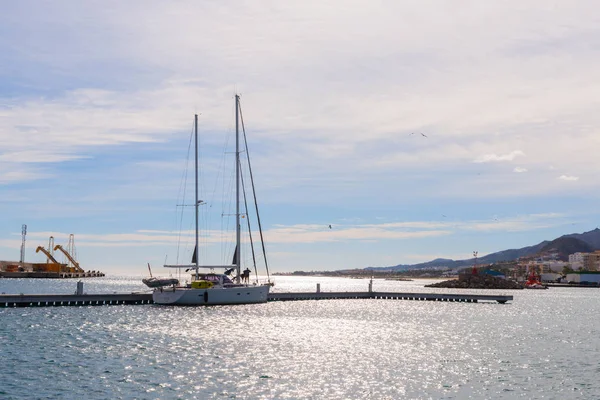 Garrucha, İspanya - 23 Ocak 2019 A güzel marina lüks yatların ve motorlu tekneler, turistik sahil kasaba Garrucha