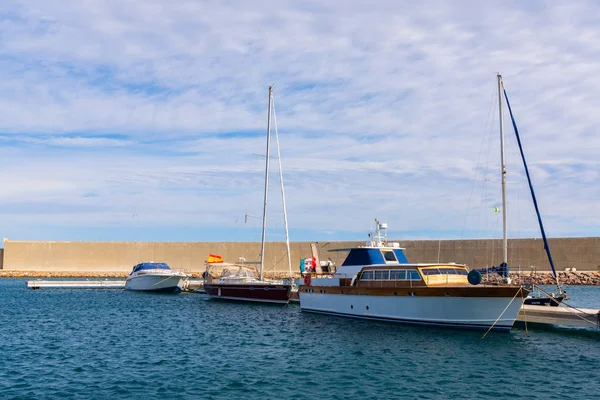 西班牙加鲁查 2019年1月23日 在旅游海滨小镇加鲁查 一个美丽的码头 有豪华的游艇和摩托艇 — 图库照片