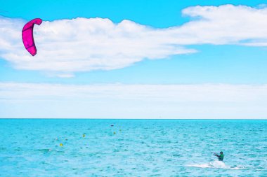 Kitesurfing İspanya, sulu boya boyalı, aktif spor denizin dalgaları üzerinde