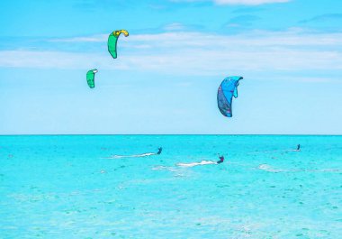 Kitesurfing İspanya, sulu boya boyalı, aktif spor denizin dalgaları üzerinde