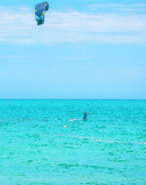 Kitesurfing İspanya, sulu boya boyalı, aktif spor denizin dalgaları üzerinde
