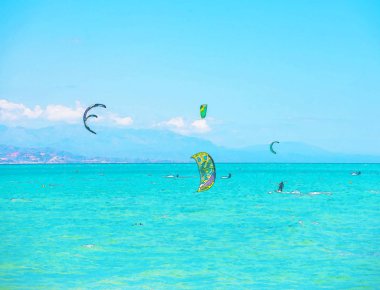 Kitesurfing İspanya, sulu boya boyalı, aktif spor denizin dalgaları üzerinde