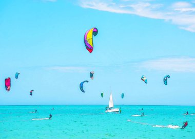 Kitesurfing İspanya, sulu boya boyalı, aktif spor denizin dalgaları üzerinde