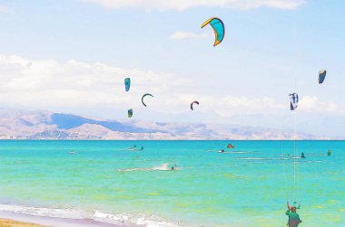 Kitesurfing İspanya, sulu boya boyalı, aktif spor denizin dalgaları üzerinde