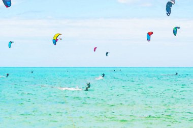Kitesurfing İspanya, sulu boya boyalı, aktif spor denizin dalgaları üzerinde