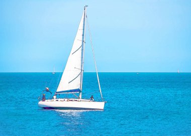 Yelkenli tekne açık denizde suluboya akan boyalı, illüstrasyon