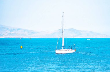 Yelkenli tekne açık denizde suluboya akan boyalı, illüstrasyon