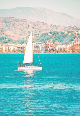 Yelkenli tekne açık denizde suluboya akan boyalı, illüstrasyon