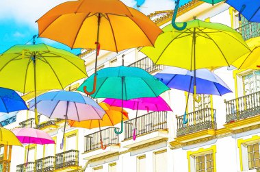 Renkli şemsiyeler kentsel sokak dekorasyon. Renkli şemsiye üzerinde mavi gökyüzü, suluboya asılı