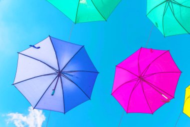 Renkli şemsiyeler kentsel sokak dekorasyon. Renkli şemsiye üzerinde mavi gökyüzü, suluboya asılı