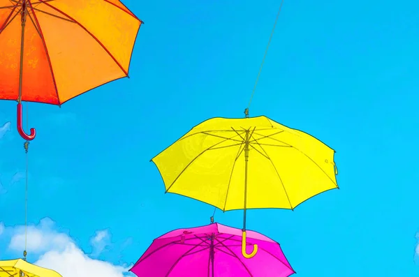 Красочные Зонтики Украшения Городских Улиц Развешивая Красочные Зонтики Над Голубым — стоковое фото