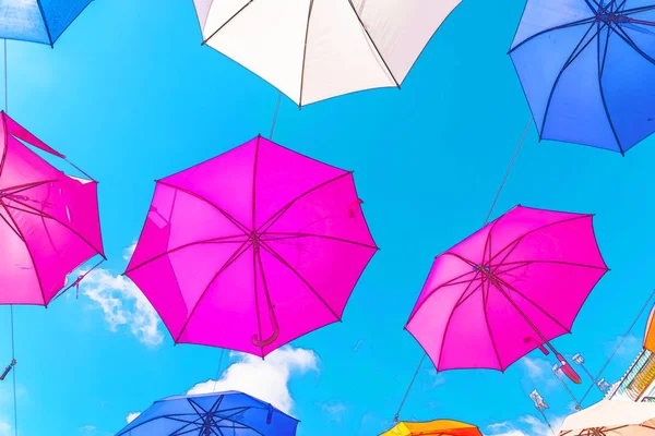 Bunte Regenschirme Schmücken Die Straßen Bunte Regenschirme Über Blauem Himmel — Stockfoto
