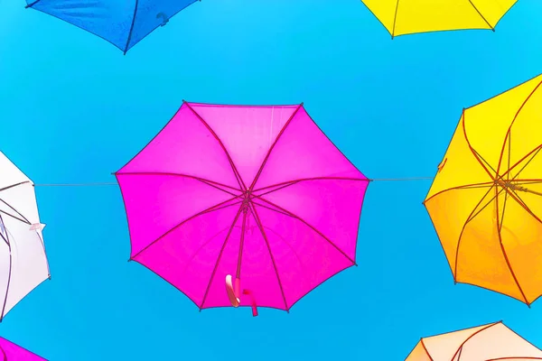 Färgglada Paraplyer Urban Gata Dekoration Hänger Färgglada Paraplyer Över Blå — Stockfoto