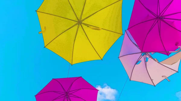 Parapluies Colorés Décoration Urbaine Rue Parapluies Suspendus Colorés Sur Ciel — Photo