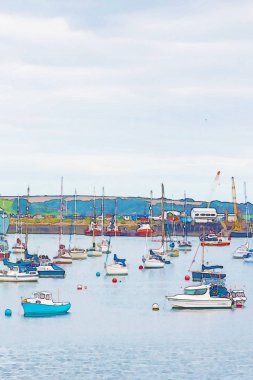 suluboya resim tasvir eden yat ve tekne resimde küçük bir koyda demirlemiş