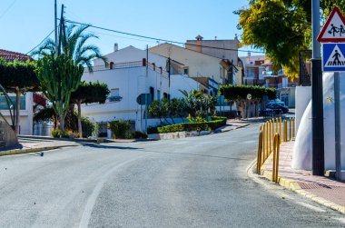 Antas, İspanya - 26 Ocak 2019 boş İspanyol sokaklarda Almeria, eski Endülüs karakteristik mimarisi yanında küçük bir kasabasında