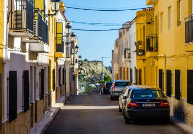 Antas, İspanya - 26 Ocak 2019 boş İspanyol sokaklarda Almeria, eski Endülüs karakteristik mimarisi yanında küçük bir kasabasında