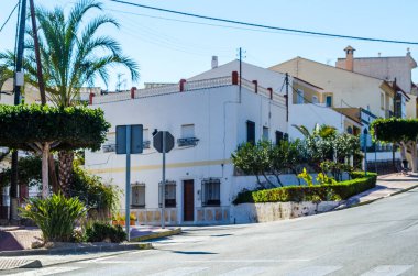 Antas, İspanya - 26 Ocak 2019 boş İspanyol sokaklarda Almeria, eski Endülüs karakteristik mimarisi yanında küçük bir kasabasında