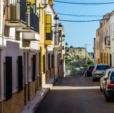 Antas, İspanya - 26 Ocak 2019 boş İspanyol sokaklarda Almeria, eski Endülüs karakteristik mimarisi yanında küçük bir kasabasında