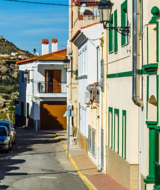 Antas, İspanya - 26 Ocak 2019 boş İspanyol sokaklarda Almeria, eski Endülüs karakteristik mimarisi yanında küçük bir kasabasında