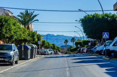 Antas, İspanya - 26 Ocak 2019 boş İspanyol sokaklarda Almeria, eski Endülüs karakteristik mimarisi yanında küçük bir kasabasında