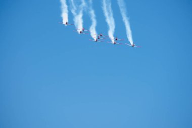 Torre Del Mar, İspanya - 29 Temmuz 2018 uçakları uçan plaj bir sahil kasabasında, Andalusia içinde airshow akrobasi üzerinden