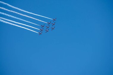 Torre Del Mar, İspanya - 29 Temmuz 2018 uçakları uçan plaj bir sahil kasabasında, Andalusia içinde airshow akrobasi üzerinden