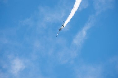 Torre Del Mar, İspanya - 29 Temmuz 2018 uçakları uçan plaj bir sahil kasabasında, Andalusia içinde airshow akrobasi üzerinden