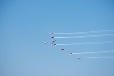 Torre Del Mar, İspanya - 29 Temmuz 2018 uçakları uçan plaj bir sahil kasabasında, Andalusia içinde airshow akrobasi üzerinden
