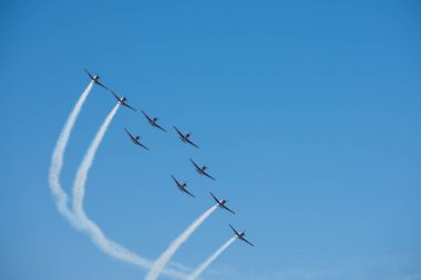 Torre Del Mar, İspanya - 29 Temmuz 2018 uçakları uçan plaj bir sahil kasabasında, Andalusia içinde airshow akrobasi üzerinden