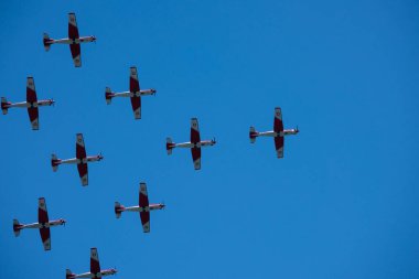 Torre Del Mar, İspanya - 29 Temmuz 2018 uçakları uçan plaj bir sahil kasabasında, Andalusia içinde airshow akrobasi üzerinden