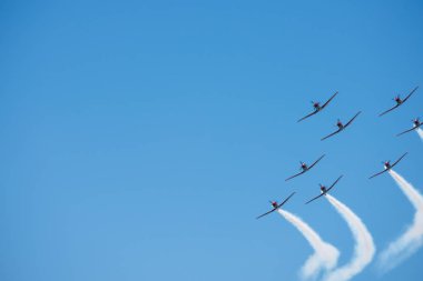Torre Del Mar, İspanya - 29 Temmuz 2018 uçakları uçan plaj bir sahil kasabasında, Andalusia içinde airshow akrobasi üzerinden
