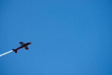 Torre Del Mar, İspanya - 29 Temmuz 2018 uçakları uçan plaj bir sahil kasabasında, Andalusia içinde airshow akrobasi üzerinden