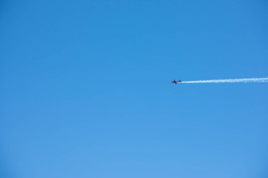Torre Del Mar, İspanya - 29 Temmuz 2018 uçakları uçan plaj bir sahil kasabasında, Andalusia içinde airshow akrobasi üzerinden