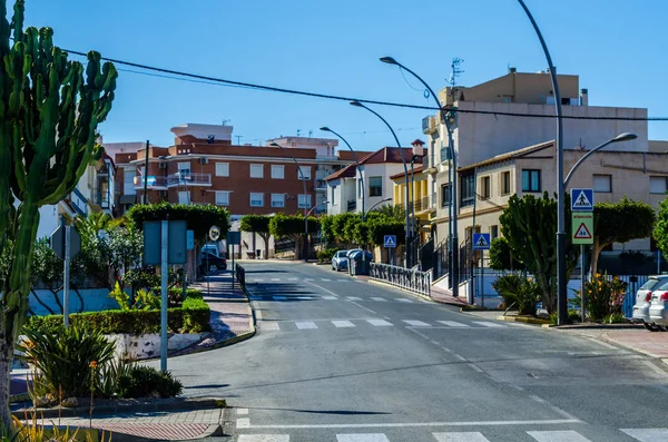 Antas, İspanya - 26 Ocak 2019 boş İspanyol sokaklarda Almeria, eski Endülüs karakteristik mimarisi yanında küçük bir kasabasında