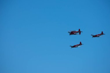 Torre Del Mar, İspanya - 29 Temmuz 2018 uçakları uçan plaj bir sahil kasabasında, Andalusia içinde airshow akrobasi üzerinden