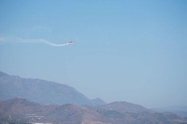 Torre Del Mar, İspanya - 29 Temmuz 2018 uçakları uçan plaj bir sahil kasabasında, Andalusia içinde airshow akrobasi üzerinden