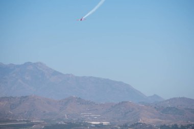 Torre Del Mar, İspanya - 29 Temmuz 2018 uçakları uçan plaj bir sahil kasabasında, Andalusia içinde airshow akrobasi üzerinden