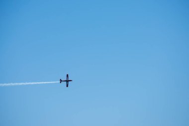 Torre Del Mar, İspanya - 29 Temmuz 2018 uçakları uçan plaj bir sahil kasabasında, Andalusia içinde airshow akrobasi üzerinden