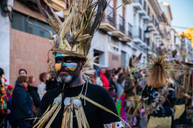 Velez Malaga, İspanya-3 Şubat 2018 A renkli karnaval geçit Andalusia küçük bir kasaba sakinleri tarafından düzenlenen