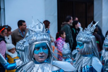 Velez Malaga, İspanya-3 Şubat 2018 A renkli karnaval geçit Andalusia küçük bir kasaba sakinleri tarafından düzenlenen