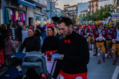 Velez Malaga, İspanya-3 Şubat 2018 A renkli karnaval geçit Andalusia küçük bir kasaba sakinleri tarafından düzenlenen