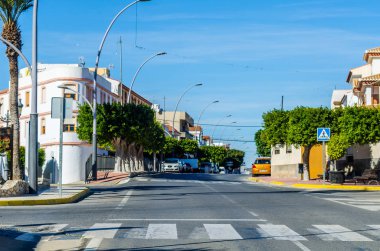 Antas, İspanya - 26 Ocak 2019 boş İspanyol sokaklarda Almeria, eski Endülüs karakteristik mimarisi yanında küçük bir kasabasında